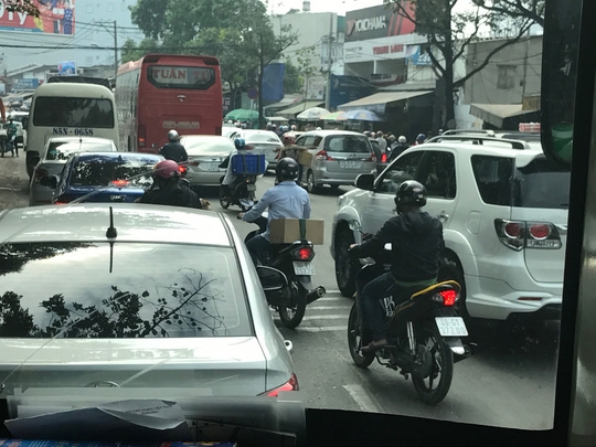  Phía cổng vào Bến xe Miền Đông (đường Đinh Bộ Lĩnh) nhiều xe lưu thông nhưng vẫn thông thoáng. Dự kiến, từ 18 giờ đến 20 giờ sẽ xảy ra ùn ứ. 