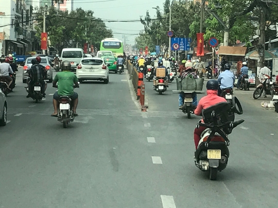 Kẹt xe ở đèo Cả, bến xe Miền Đông lo ùn ứ khách 