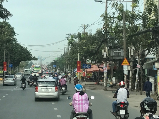  Quốc lộ 13 đoạn gần bến xe Miền Đông chiều 25 tháng chạp tình hình giao thông khá thông thoáng. 