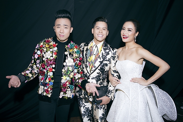 khanh-thi-mac-sexy-khieu-vu-cung-chong-6