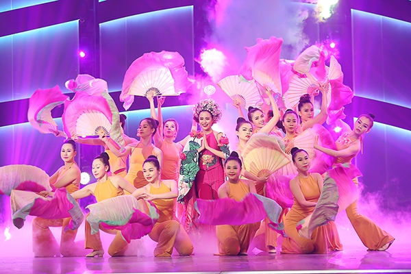 khanh-thi-mac-sexy-khieu-vu-cung-chong-8