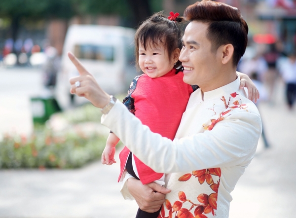 mc-hong-phuc-khoe-vo-va-2-con-du-ca-trai-gai-3