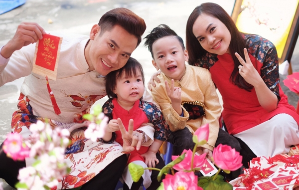 mc-hong-phuc-khoe-vo-va-2-con-du-ca-trai-gai-7