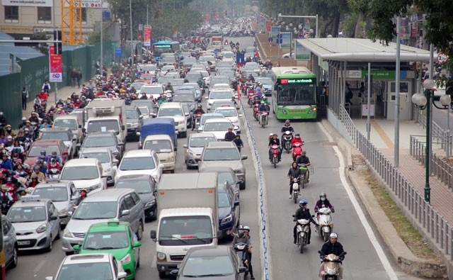 Suyt chet vi tat dau buyt nhanh o Ha Noi hinh anh 1
