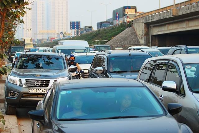 Tắc nghẽn ở Pháp Vân, giao thông lộn xộn