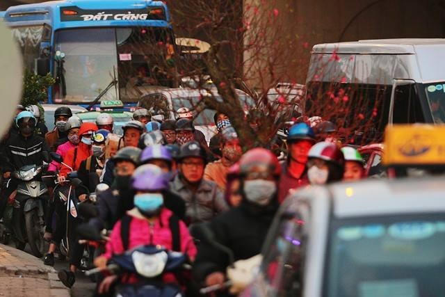 Tắc nghẽn ở Pháp Vân, giao thông lộn xộn
