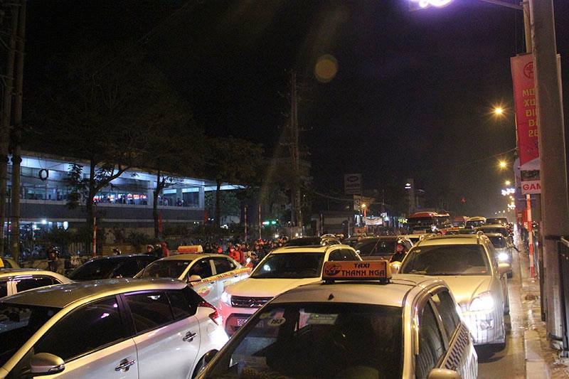 Tắc nghẽn ở Pháp Vân, giao thông lộn xộn