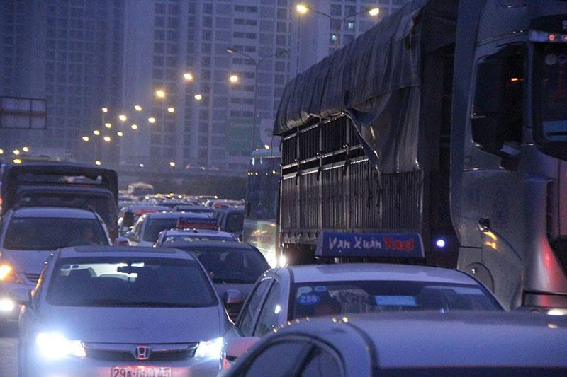 Tắc nghẽn ở Pháp Vân, giao thông lộn xộn