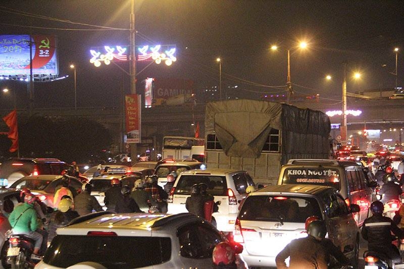 Tắc nghẽn ở Pháp Vân, giao thông lộn xộn