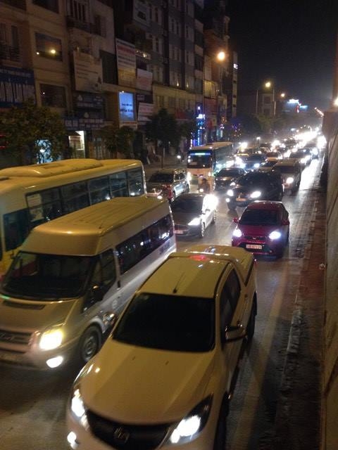 Tắc nghẽn ở Pháp Vân, giao thông lộn xộn