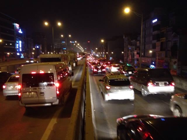 Tắc nghẽn ở Pháp Vân, giao thông lộn xộn