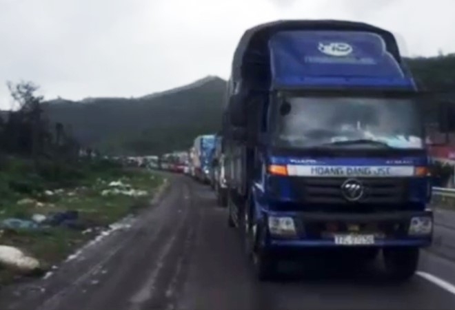 Un tac 20 km vi xe khach hong tren deo Ca hinh anh 1
