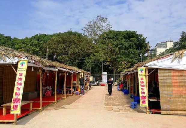 vang khach, nhieu ong do o van mieu van chua khai but hinh anh 2