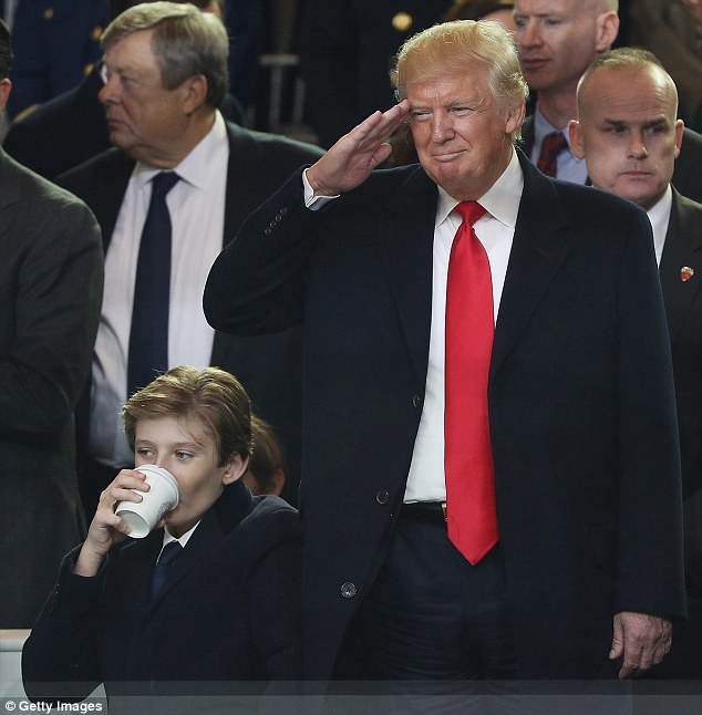 Tổng thống Donald Trump và con trai út Barron Trump (Ảnh: Getty)