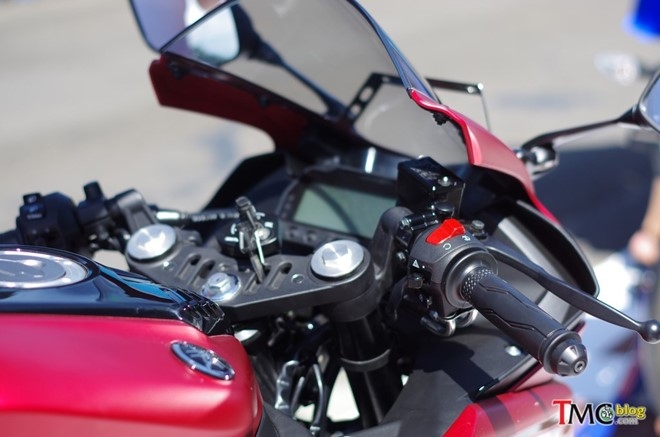 Chi tiet Yamaha YZF-R15 2017 moi ra mat hinh anh 8