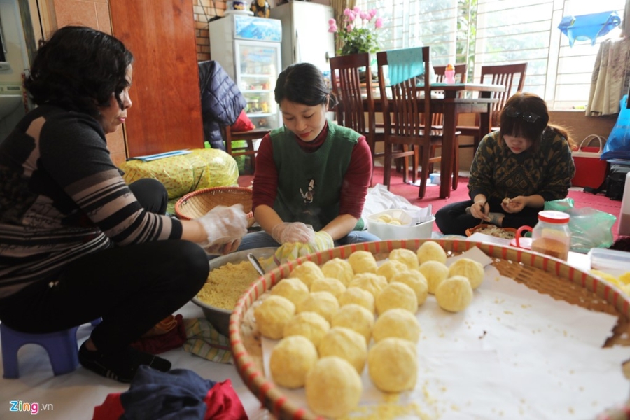 Dai gia dinh 70 nguoi bat lon, mo hoi goi banh chung don Tet hinh anh 6