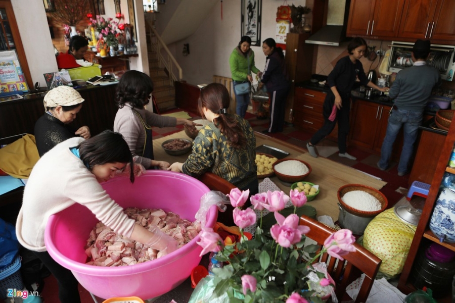 Dai gia dinh 70 nguoi bat lon, mo hoi goi banh chung don Tet hinh anh 8
