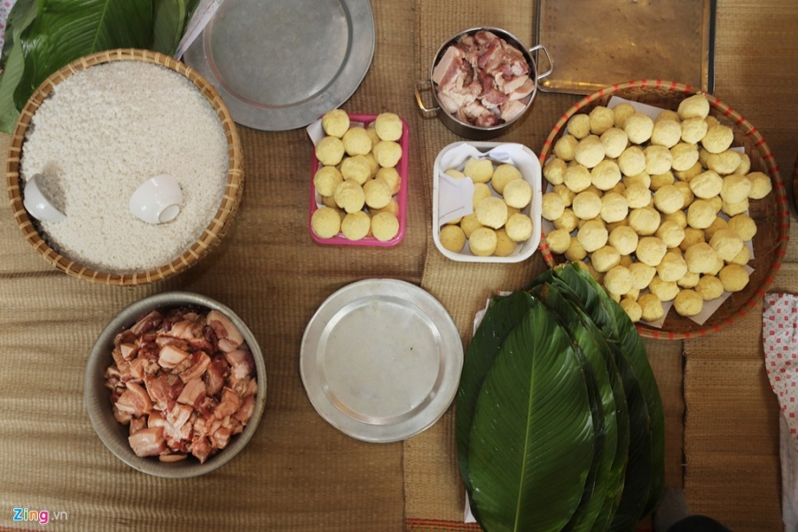 Dai gia dinh 70 nguoi bat lon, mo hoi goi banh chung don Tet hinh anh 9