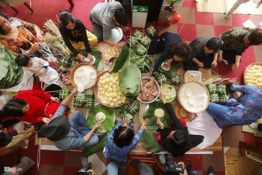 Dai gia dinh 70 nguoi bat lon, mo hoi goi banh chung don Tet hinh anh 12