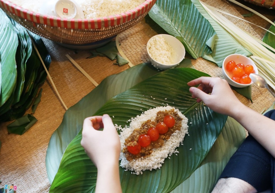 Dai gia dinh 70 nguoi bat lon, mo hoi goi banh chung don Tet hinh anh 13