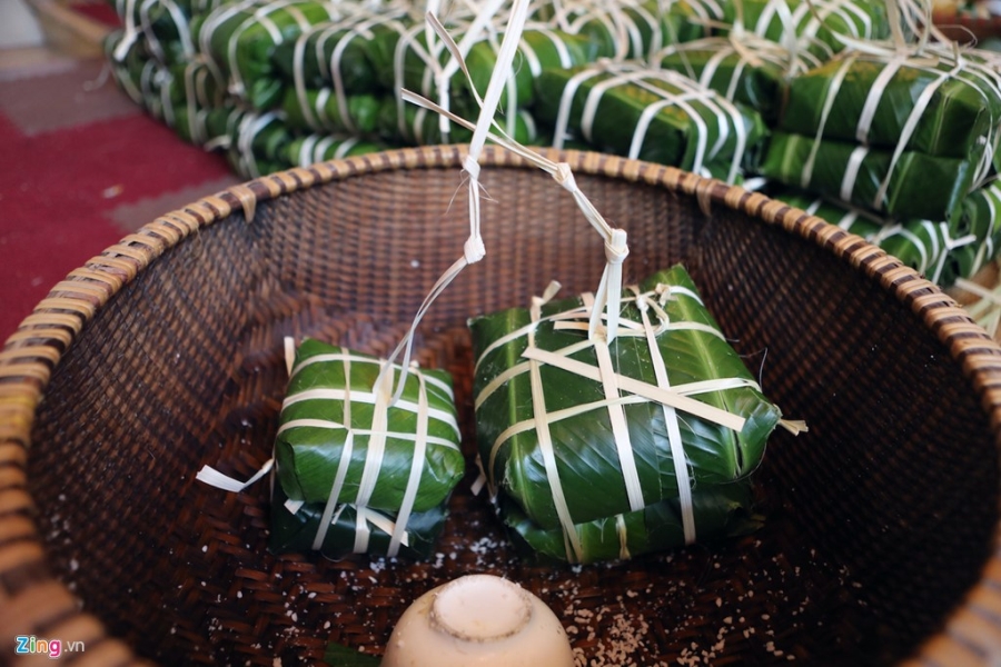Dai gia dinh 70 nguoi bat lon, mo hoi goi banh chung don Tet hinh anh 14