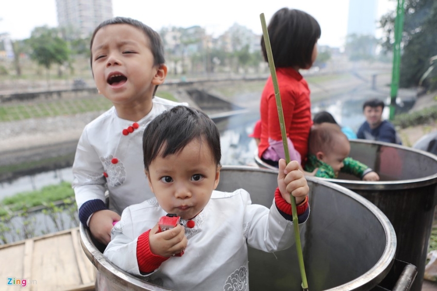 Dai gia dinh 70 nguoi bat lon, mo hoi goi banh chung don Tet hinh anh 15