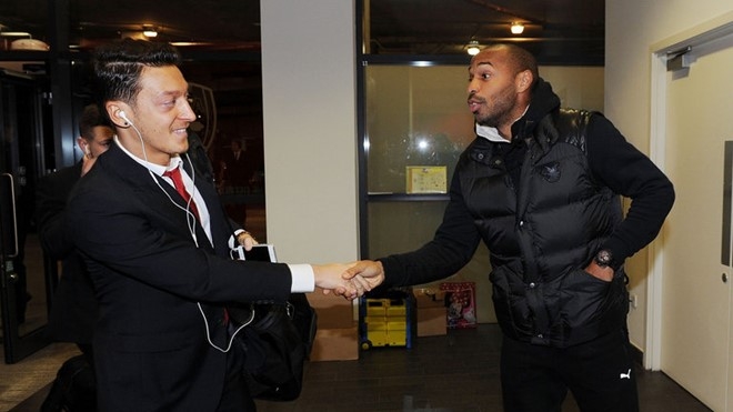 Henry muon Oezil o lai Arsenal va tro thanh huyen thoai hinh anh 1