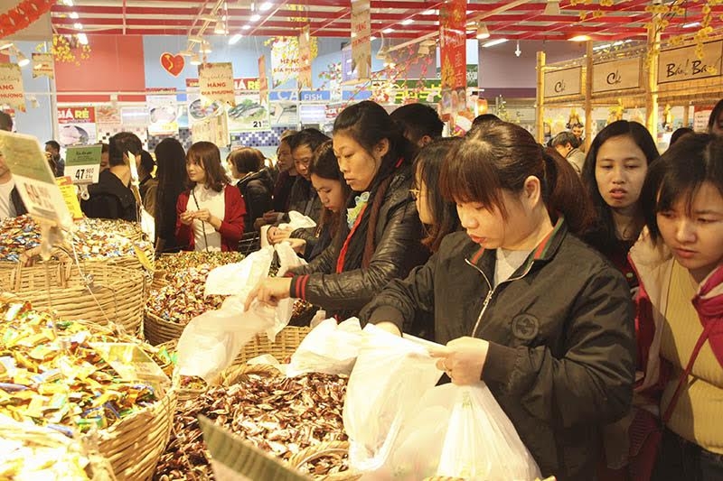 Mẹ chen nhau sắm Tết, con gào khóc trên vai, ngủ vật trong xe hàng