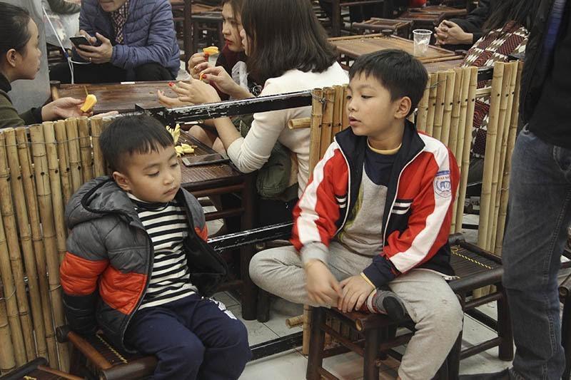 Mẹ chen nhau sắm Tết, con gào khóc trên vai, ngủ vật trong xe hàng