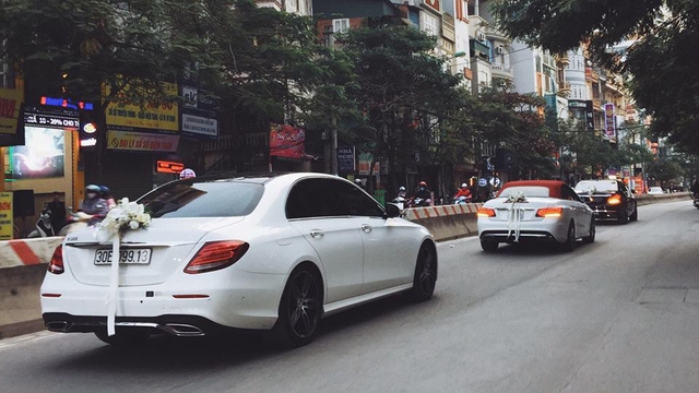Mercedes-Maybach S600 trị giá 14,2 tỷ Đồng cùng dàn xe sang rước dâu đình đám tại Hà thành - Ảnh 1.