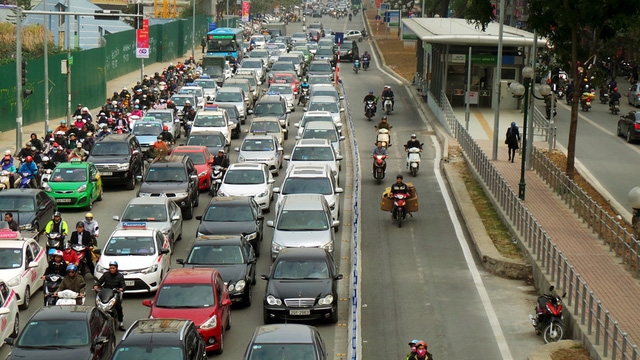  Một bên chật cứng, một bên thông thoáng, nhiều người điều khiển xe máy lập tức lao vào làn đường danh cho buýt nhanh để mau chóng thoát thân. 