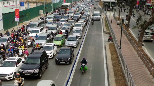 Một số ô tô cũng liều mình đi vào.