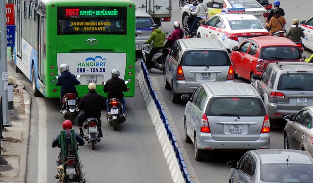 Chạy theo sau xe buýt nhanh để đi cho nhanh.