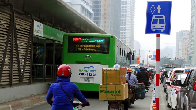 Tại nhà chờ Hoàng Đạo Thúy (đường Lê Văn Lương), dải phân cách cứng cũng được lắp đặt để tách các phương tiện khác khỏi làn đường dành riêng cho buýt nhanh.