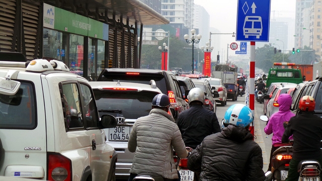 Người điều khiển ô tô, xe máy ngó lơ biển báo, nườm nượp lao vào làn buýt nhanh.