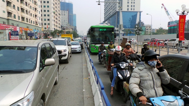 Bị ô tô, xe máy chặn đầu, xe buýt nhanh khó có thể đi nhanh được.