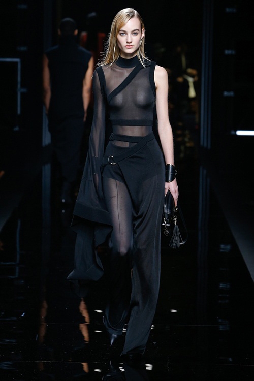 Người mẫu Balmain để ngực trần với áo trong suốt