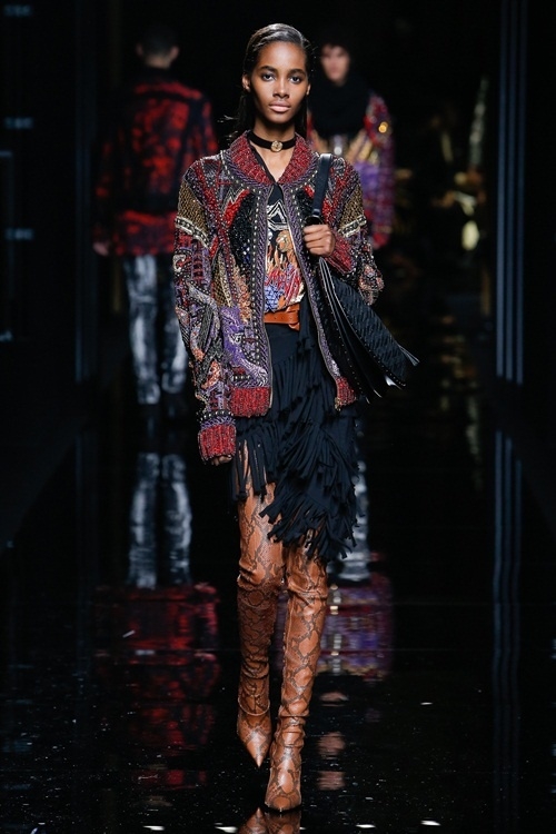 Người mẫu Balmain để ngực trần với áo trong suốt