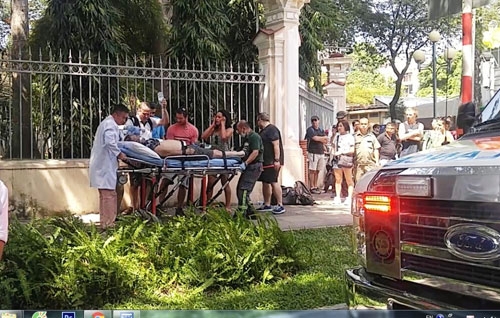 Ông Tây ngất xỉu trên vỉa hè ở trung tâm Sài Gòn - 1