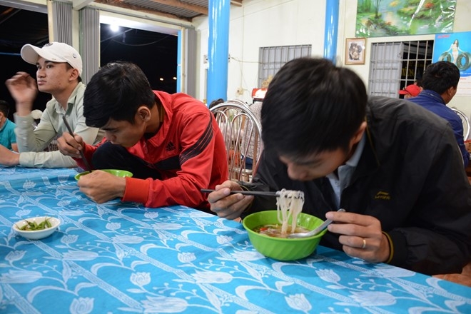 Trang dem o deo Ca nghe tai xe, hanh khach than tho ket xe hinh anh 3