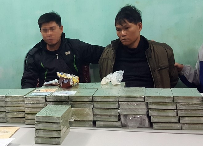 Bat trum ma tuy phong xe hop cho 87 banh heroin hinh anh 1