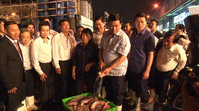 Bi thu Thang lan dau tien di cho dau moi hinh anh 1