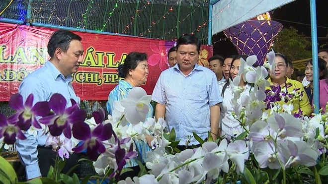 Bi thu Thang lan dau tien di cho dau moi hinh anh 2