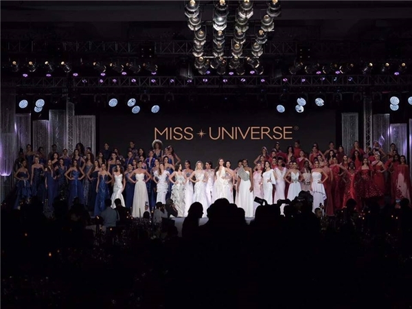 Tối qua (23/1, theo giờ Việt Nam), các thí sinh của Miss Universe 2016 đã có buổi trình diễn thời trang trong khuôn khổ cuộc thi với bộ sưu tập đến từ các nhà thiết kế người Philippines. Buổi trình diễn được chia làm 3 nhóm tương ứng với 3 màu sắc: trắng, đỏ, xanh dương.