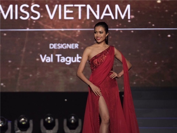 Đại diện Việt Nam, Á hậu Lệ Hằng được diện thiết kế chéo vai, xẻ tà gợi cảm với tông màu đỏ nổi bật. Gương mặt, thần thái của người đẹp 23 tuổi vô cùng cuốn hút. Tuy nhiên, phong cách trình diễn của Lệ Hằng vẫn còn khá “hiền”. Khán giả đang kì vọng cô sẽ bứt phá nhiều hơn nữa trong những ngày “chinh chiến” còn lại, đặc biệt trong đêm thi bán kết sắp tới.