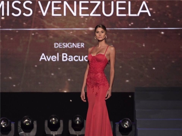 Lệ Hằng tự tin trình diễn với các đối thủ “nặng kí” tại Miss Universe
