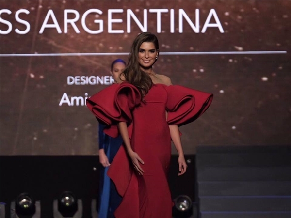 Lệ Hằng tự tin trình diễn với các đối thủ “nặng kí” tại Miss Universe