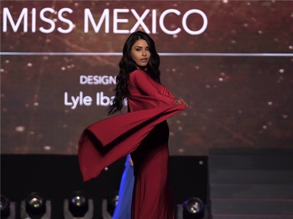 Lệ Hằng tự tin trình diễn với các đối thủ “nặng kí” tại Miss Universe