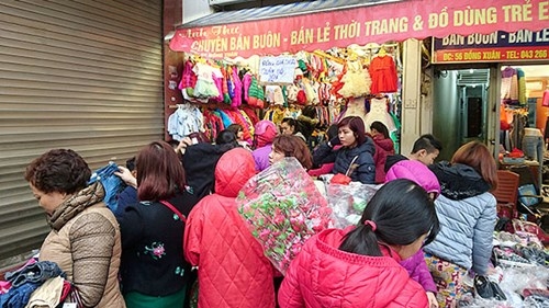 Quần áo 'đại hạ giá' dưới 100.000 hút khách phố cổ Hà Nội ảnh 1