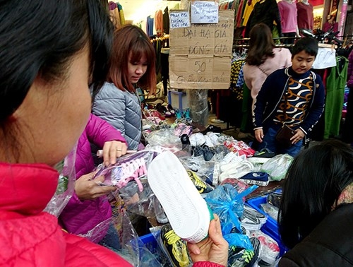 Quần áo 'đại hạ giá' dưới 100.000 hút khách phố cổ Hà Nội ảnh 3
